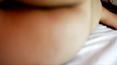 Cận cảnh âm hộ của người mẫu trẻ