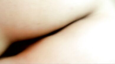 Cận cảnh âm hộ của người mẫu trẻ