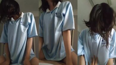 Nữ sinh rất trẻ cưỡi ngựa