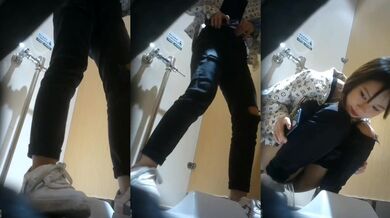 高顔值美女公共厠所尿尿