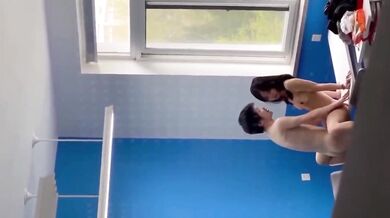 高校教室一對小情侶脫光衣服忘情的舉行繁衍後代儀式