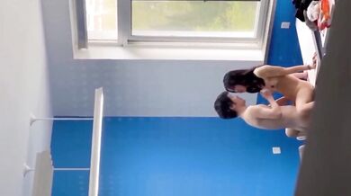 高校教室一對小情侶脫光衣服忘情的舉行繁衍後代儀式