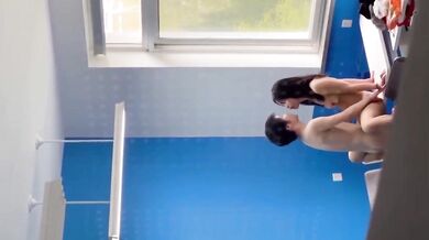 高校教室一對小情侶脫光衣服忘情的舉行繁衍後代儀式