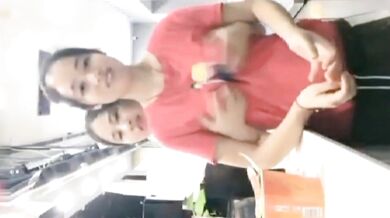 Chị gái tôi đang gọi điện video với bạn trai thì bất ngờ vén quần lên, lộ ngực. Cô ấy còn hỏi bạn trai ai có bộ ngực đẹp hơn, tôi hay chị gái tôi.