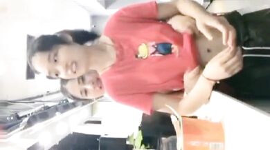 Chị gái tôi đang gọi điện video với bạn trai thì bất ngờ vén quần lên, lộ ngực. Cô ấy còn hỏi bạn trai ai có bộ ngực đẹp hơn, tôi hay chị gái tôi.