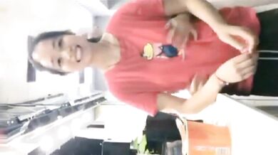 Chị gái tôi đang gọi điện video với bạn trai thì bất ngờ vén quần lên, lộ ngực. Cô ấy còn hỏi bạn trai ai có bộ ngực đẹp hơn, tôi hay chị gái tôi.