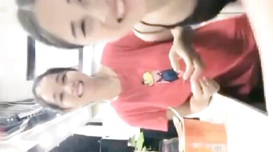 Chị gái tôi đang gọi điện video với bạn trai thì bất ngờ vén quần lên, lộ ngực. Cô ấy còn hỏi bạn trai ai có bộ ngực đẹp hơn, tôi hay chị gái tôi.