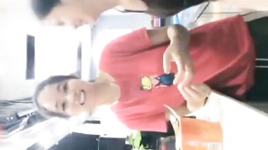 Chị gái tôi đang gọi điện video với bạn trai thì bất ngờ vén quần lên, lộ ngực. Cô ấy còn hỏi bạn trai ai có bộ ngực đẹp hơn, tôi hay chị gái tôi.