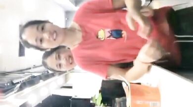 Chị gái tôi đang gọi điện video với bạn trai thì bất ngờ vén quần lên, lộ ngực. Cô ấy còn hỏi bạn trai ai có bộ ngực đẹp hơn, tôi hay chị gái tôi.