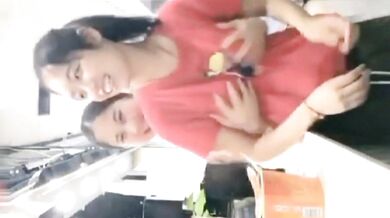 Chị gái tôi đang gọi điện video với bạn trai thì bất ngờ vén quần lên, lộ ngực. Cô ấy còn hỏi bạn trai ai có bộ ngực đẹp hơn, tôi hay chị gái tôi.