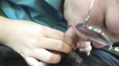 Nữ sinh thổi kèn trong xe hơi