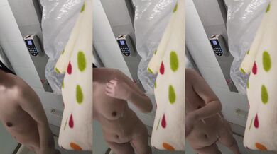 Cô gái đeo kính sexy vừa gội đầu vừa xoa ngực vừa selfie