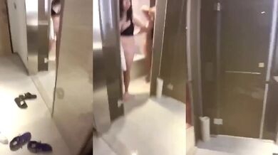 Bạn gái tắm khi đi du lịch trong khách sạn