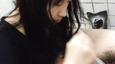 Thủ dâm cho bạn trai trong phòng tắm YYS