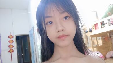 Cô gái fuck với con búp bê dính và phun