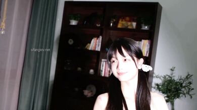 ツインポニーテールの甘い女の子が裸で踊る