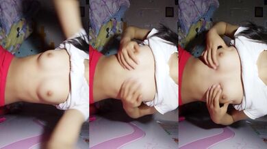 Em gái yêu vú của mình và xoa ngực và lây lan âm hộ của mình