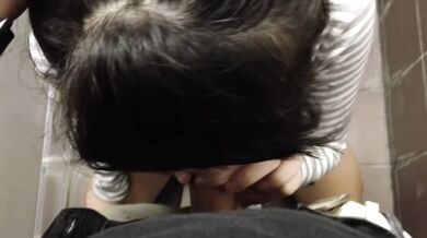 シンガポール人の妹が公衆トイレで精液を吸う