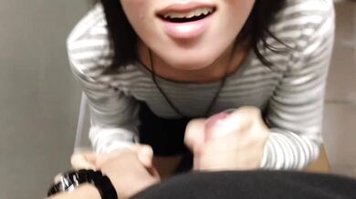 シンガポール人の妹が公衆トイレで精液を吸う