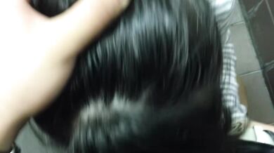 シンガポール人の妹が公衆トイレで精液を吸う