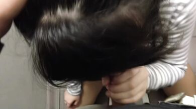 シンガポール人の妹が公衆トイレで精液を吸う