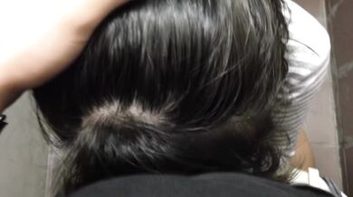 シンガポール人の妹が公衆トイレで精液を吸う