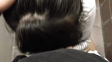 シンガポール人の妹が公衆トイレで精液を吸う