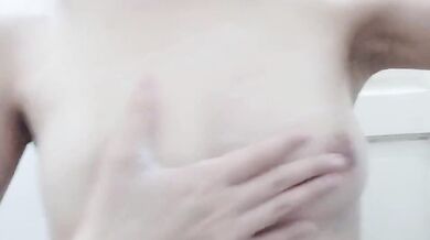 マレーシアのシブでシャワーを浴びながら美しい胸を披露する徐仲安さん