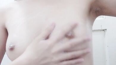 マレーシアのシブでシャワーを浴びながら美しい胸を披露する徐仲安さん