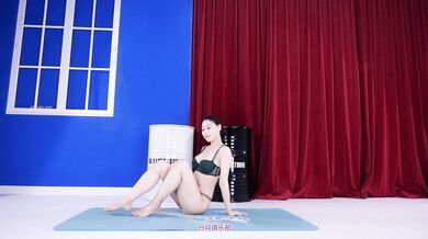 Người đẹp ngực to khỏa thân yoga