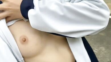 Nữ sinh mặc đồng phục lộ hàng tại trường