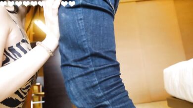 美女被上司潛規則按在桌上後入