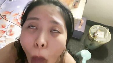 私のセックスパートナーは私にフェラをしてくれます