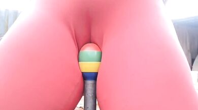 バイブレーターに座って潮吹き