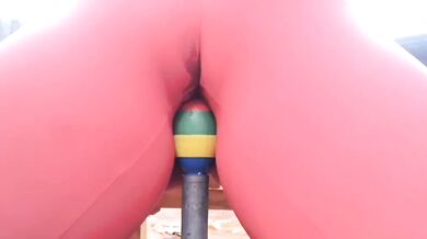 バイブレーターに座って潮吹き