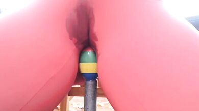 バイブレーターに座って潮吹き