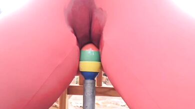 バイブレーターに座って潮吹き