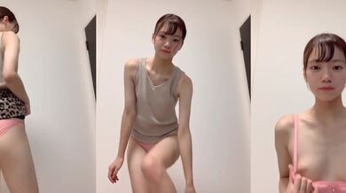 Cô gái Nhật Bản tuổi teen đang cởi đồ