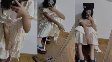 巨乳の女の子が真空ドレスを着て鏡を見ている