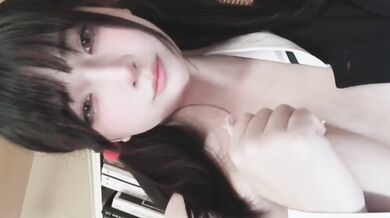 雙馬尾兔牙美女制服自拍