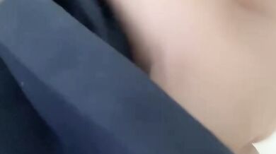 飢渴水手服妹妹扣逼挖白醬