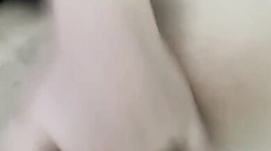 飢渴水手服妹妹扣逼挖白醬