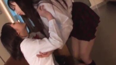 Học sinh trung học Nhật Bản thủ dâm lẫn nhau