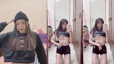 Cô gái ngực nhỏ tương phản quỳ xuống trước gương