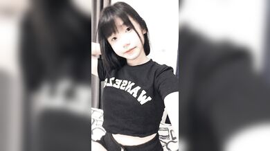 お風呂に入っている可愛い女の子のビッチの自撮り