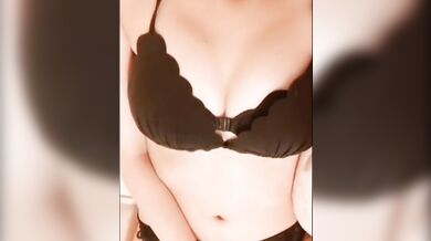 Cô gái Nhật Bản thủ dâm và tè vào quần lót