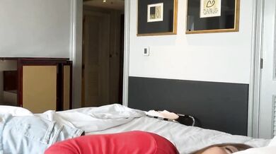 Sinh viên tóc nâu đang trong trạng thái ham muốn và thủ dâm trên gối