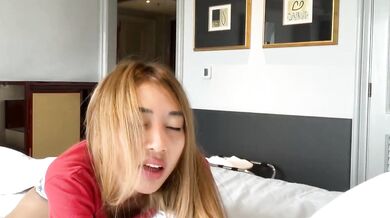 Sinh viên tóc nâu đang trong trạng thái ham muốn và thủ dâm trên gối