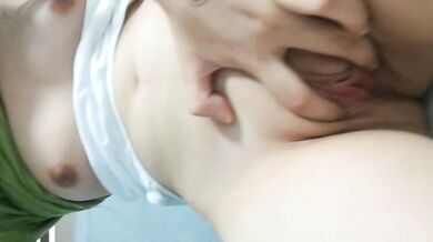 Cô em gái tội nghiệp dang rộng lồn trên bồn cầu