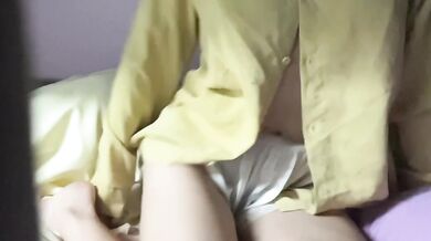 Cô gái hư hỏng cởi đồ và xoa ngực trong ký túc xá